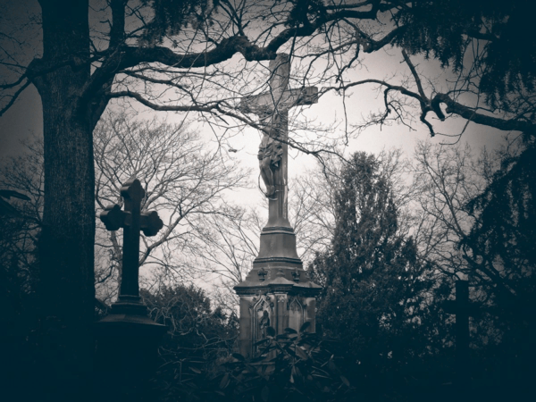 Негативная энергия может поселиться в доме: какие фотографии нельзя делать на кладбище Негативная энергия может поселиться в доме: какие фотографии нельзя делать на кладбище