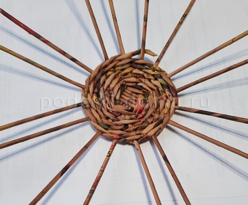 Букетница из газетных трубочек