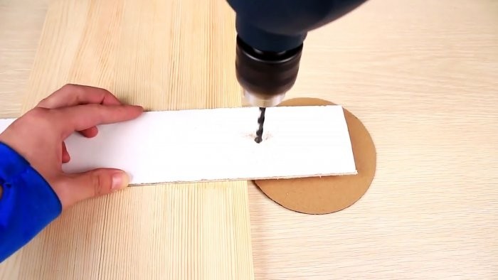 Как проткнуть гвоздём стеклянную бутылку?