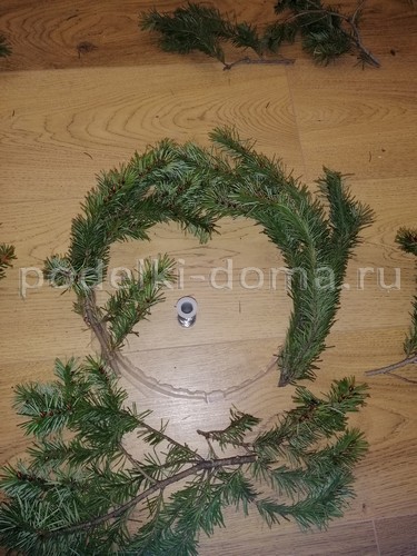 Венок из еловых веток