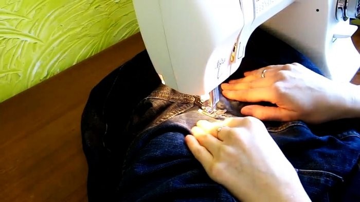 Как зашить потертость между штанин на джинсах