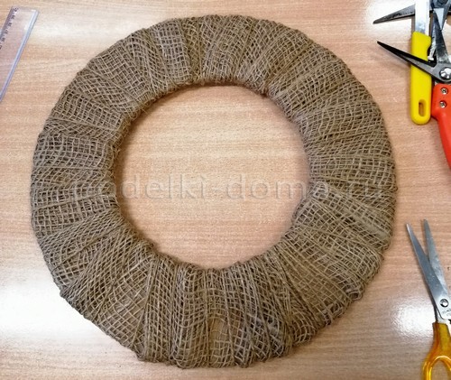 Венок из еловых веток