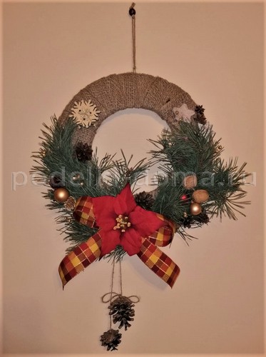 Венок из еловых веток