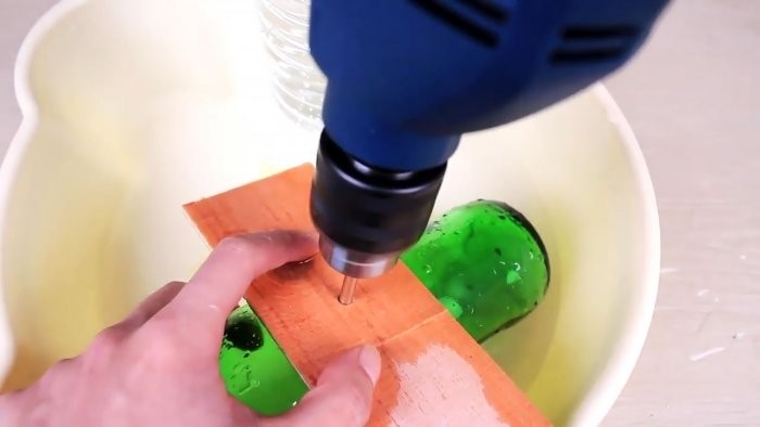 Как проткнуть гвоздём стеклянную бутылку?