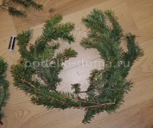 Венок из еловых веток