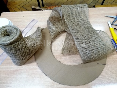 Венок из еловых веток