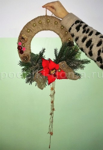 Венок из еловых веток