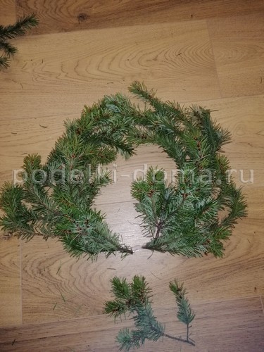 Венок из еловых веток