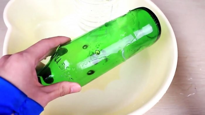 Как проткнуть гвоздём стеклянную бутылку?