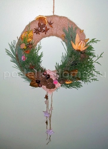 Венок из еловых веток