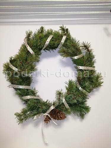 Венок из еловых веток