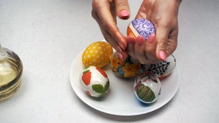 Без наклеек и красителей: копеечный способ украсить яйца на Пасху. Получится у каждого Без наклеек и красителей: копеечный способ украсить яйца на Пасху. Получится у каждого