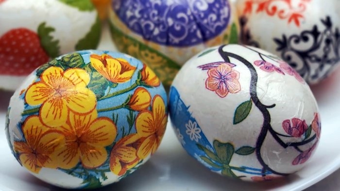 Без наклеек и красителей: копеечный способ украсить яйца на Пасху. Получится у каждого Без наклеек и красителей: копеечный способ украсить яйца на Пасху. Получится у каждого
