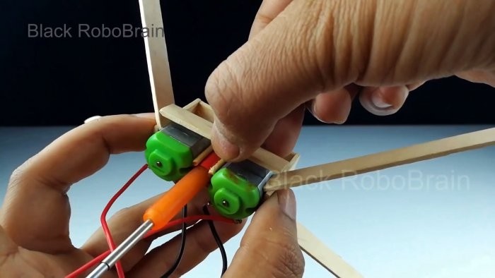 Как сделать рабочий двухвинтовой вертолет на обычных моторчиках от игрушек