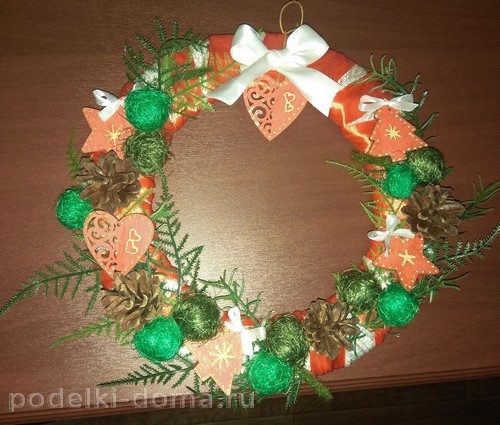 Венок из еловых веток