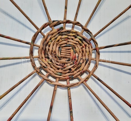 Букетница из газетных трубочек