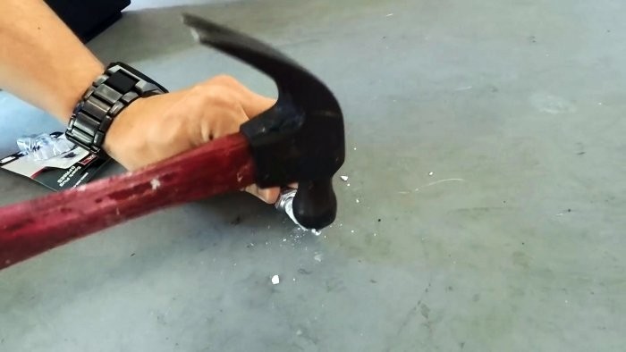 Эксперимент: кусочек свечи легко разбивает то, что не разобьет молоток Эксперимент: кусочек свечи легко разбивает то, что не разобьет молоток