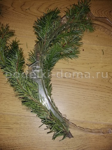 Венок из еловых веток