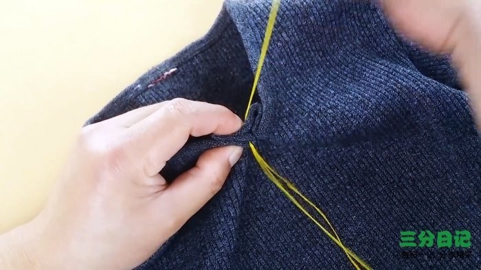 Как сузить вырез горловины свитера или футболки своими руками Как сузить вырез горловины свитера или футболки своими руками