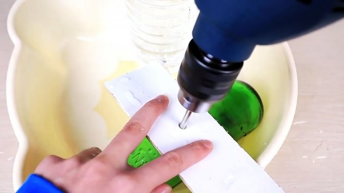 Как проткнуть гвоздём стеклянную бутылку?