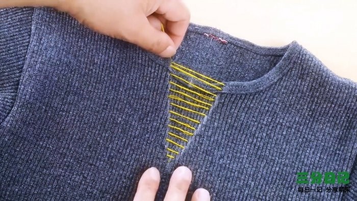 Как сузить вырез горловины свитера или футболки своими руками Как сузить вырез горловины свитера или футболки своими руками