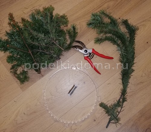 Венок из еловых веток