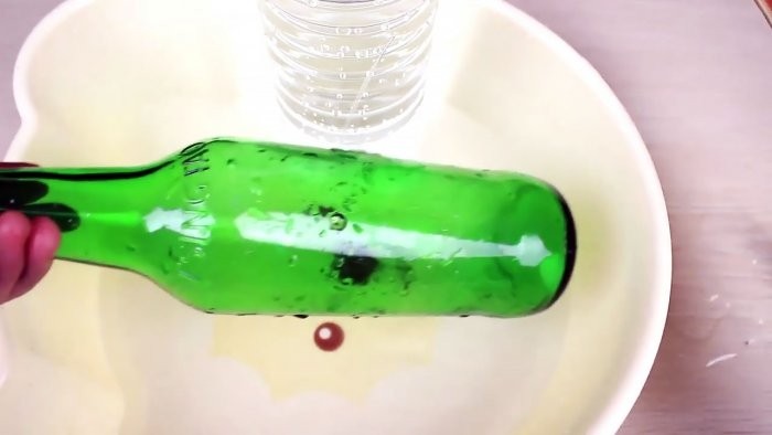 Как проткнуть гвоздём стеклянную бутылку?