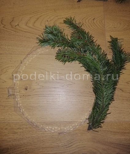 Венок из еловых веток