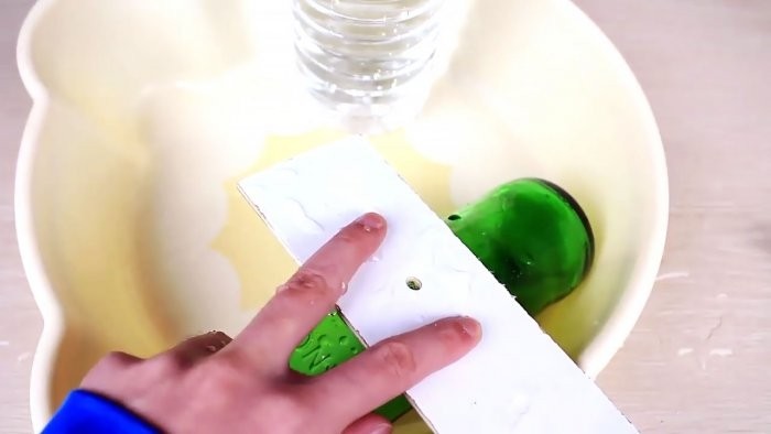 Как проткнуть гвоздём стеклянную бутылку?
