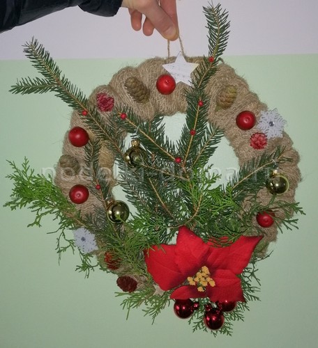 Венок из еловых веток