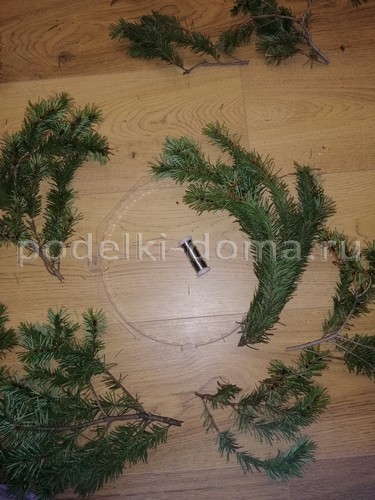 Венок из еловых веток