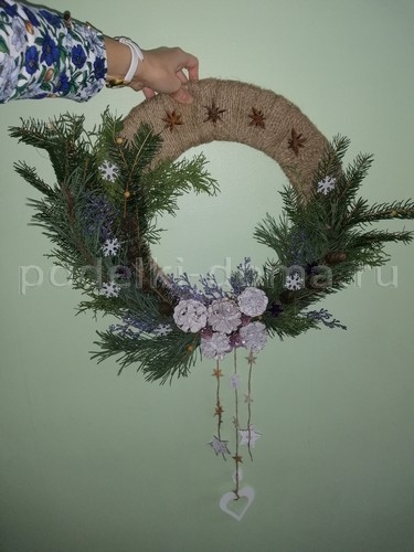 Венок из еловых веток
