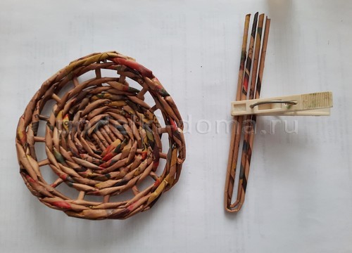 Букетница из газетных трубочек