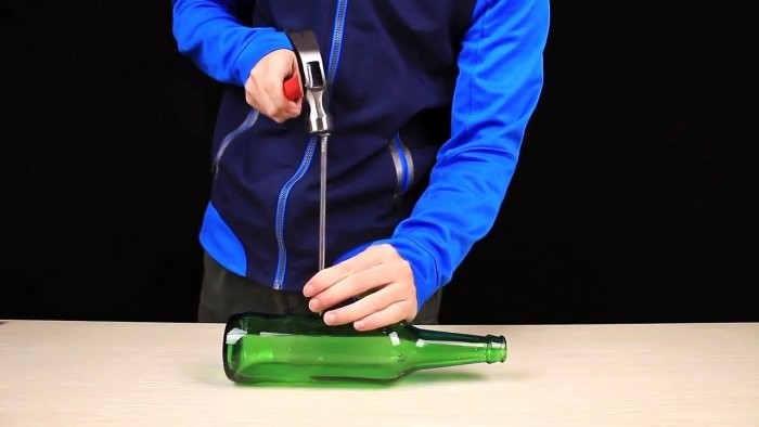 Как проткнуть гвоздём стеклянную бутылку?