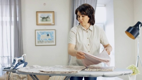 Почему нежелательно гладить постельное белье после стирки