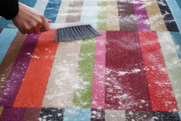 Как при помощи подручных средств постирать ковер на даче