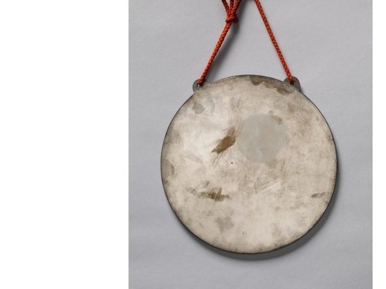 Бронзовое зеркало хранило секрет сотни лет