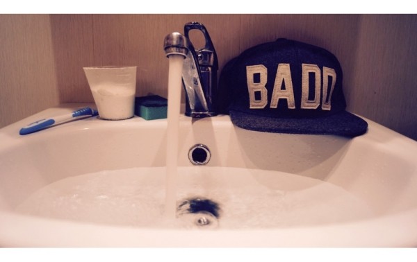 Как продлить жизнь бейсболке и купальнику, правильно стирая их