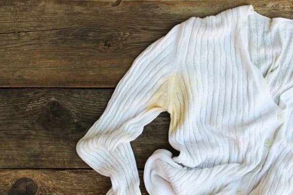 Домашние средства помогут полностью отстирать следы от дезодоранта и пота в области подмышек Домашние средства помогут полностью отстирать следы от дезодоранта и пота в области подмышек