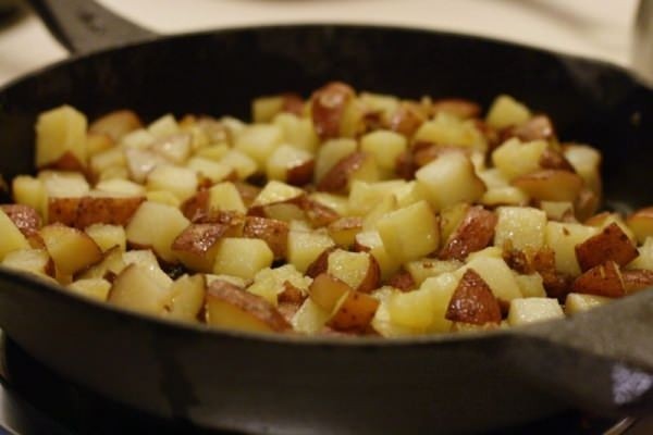 Лайфхаки помогут избежать разбрызгивания жира во время жарки. Первая помощь от ожогов