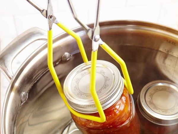 Консервируем безопасно: как слить первый кипяток из банки и не обжечь руки