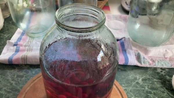 Консервируем безопасно: как слить первый кипяток из банки и не обжечь руки