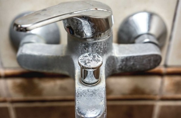 Способы, благодаря которым можно быстро и просто удалить известковый налет с кранов в ванной