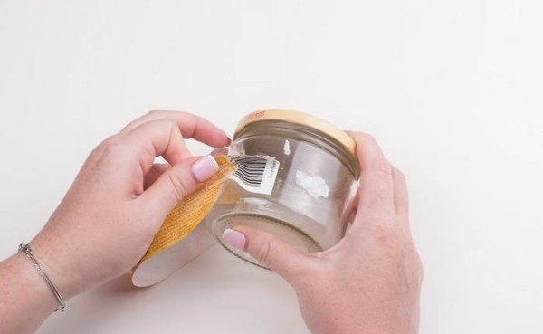 Способы, которые помогут легко отмыть стеклянные банки от этикеток и клея