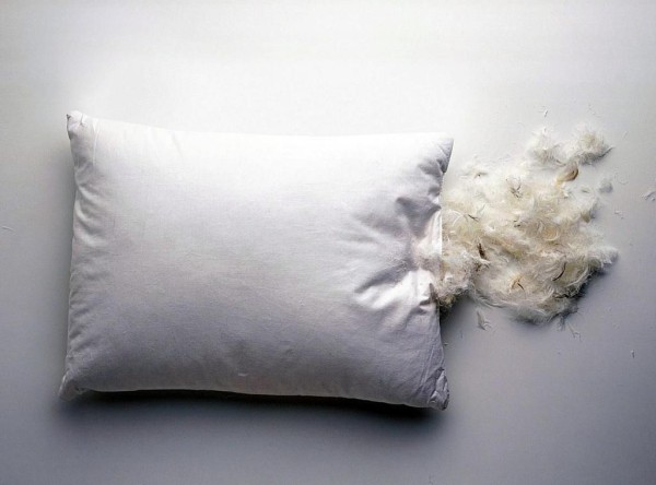 Можно ли стирать подушки, и как их почистить без стиральной машины в домашних условиях