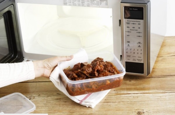 Какие продукты и предметы строго запрещено класть в микроволновку