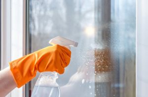 Очистка окон от следов скотча: какие методы помогут справиться с остатками клея Очистка окон от следов скотча: какие методы помогут справиться с остатками клея