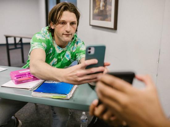 Криминалист Михайлов: современные смартфоны следят за разговорами своих владельцев