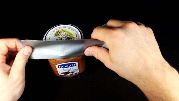 Простые и доступные способы, которые позволят открыть стеклянную банку без открывашки