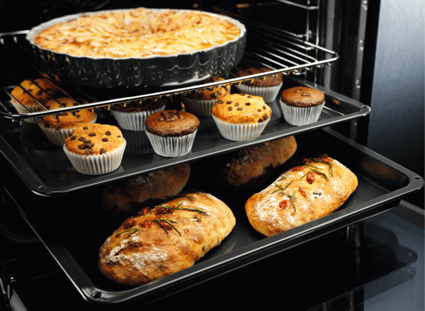 С какой целью в духовку кладут противень с солью